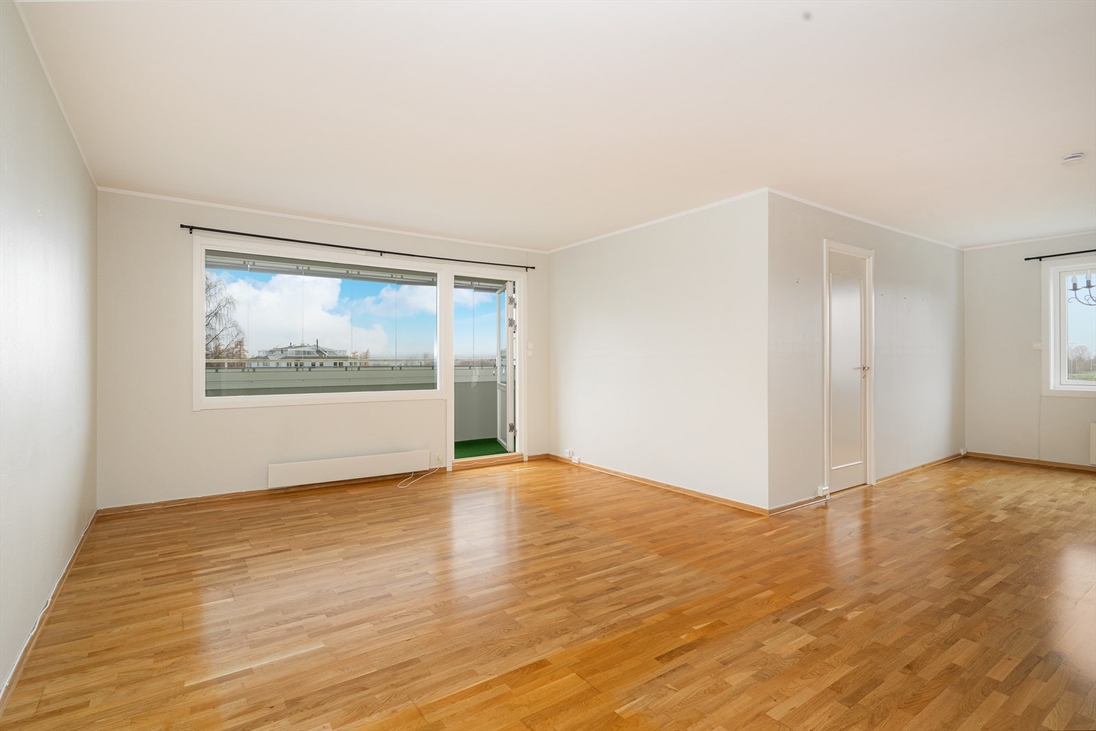 Leiligheten har en romslig stue med gode vindusflater og flere møbleringsmuligheter. Galleribilde