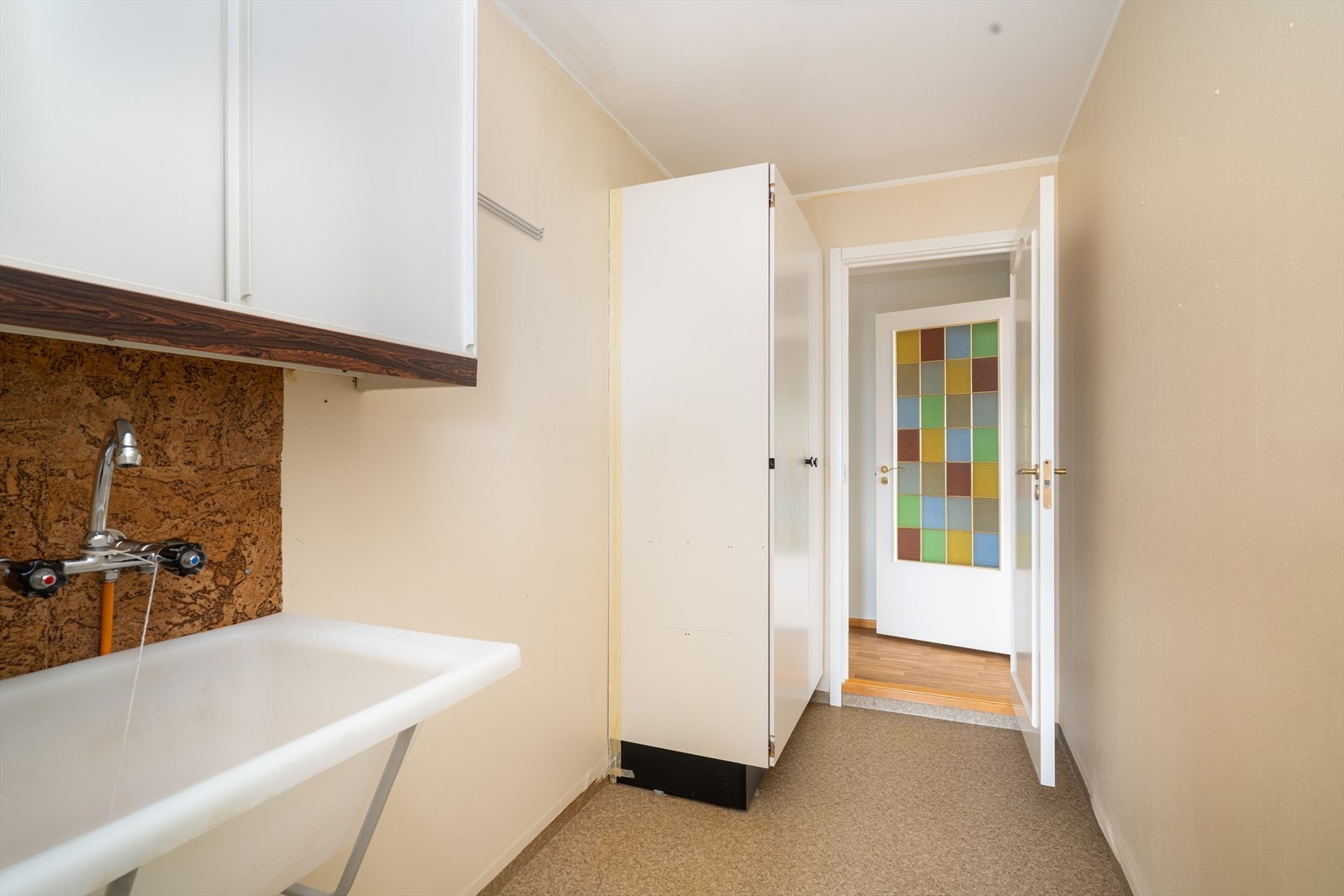 Vaskerommet er innredet med plastkum og et varmeskap. Rommet har adkomst både fra kjøkken og fra entre. Galleribilde