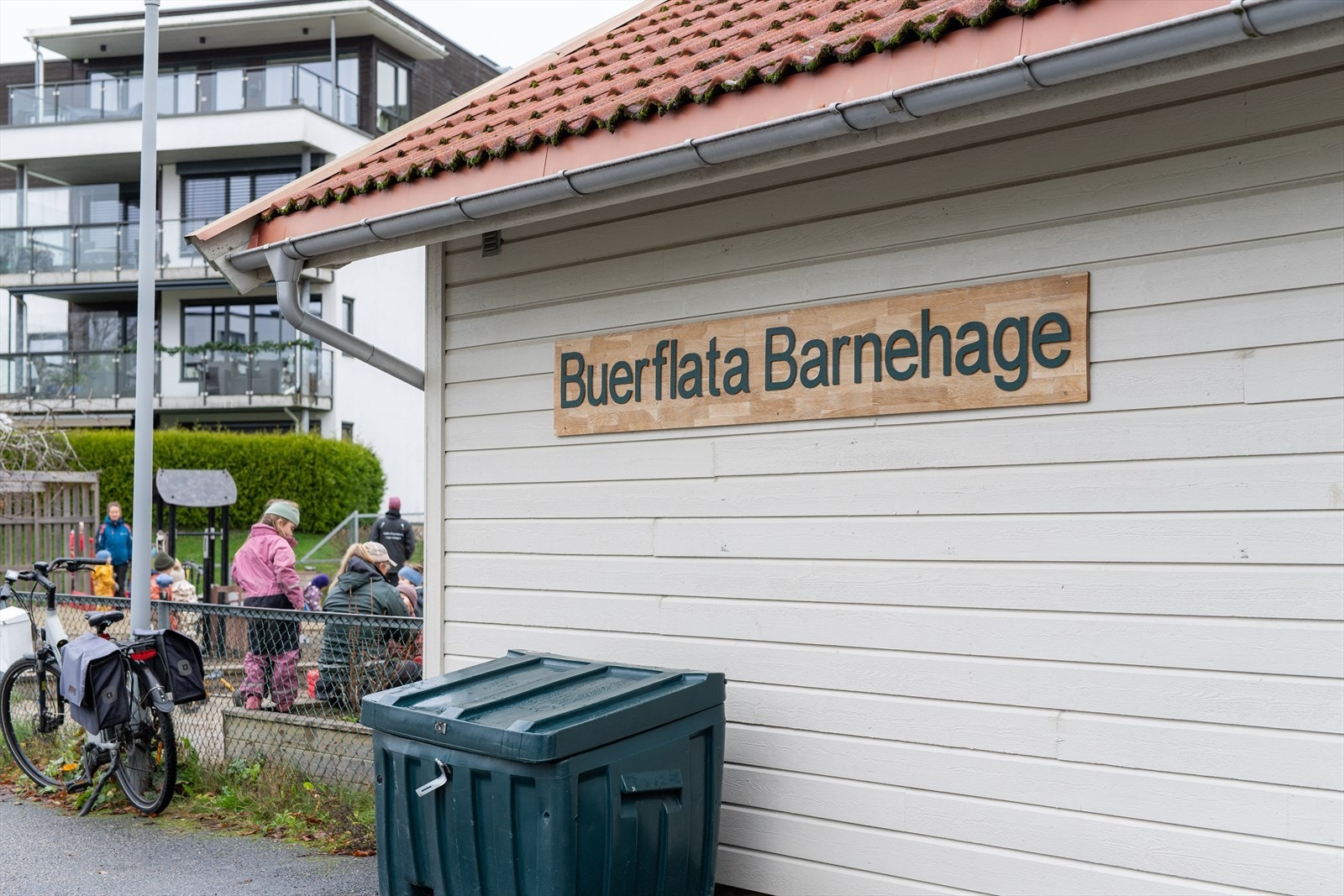 Omgivelsene er hyggelige med både skole, barnehager og idrettsanlegg i nærmiljøet. Galleribilde