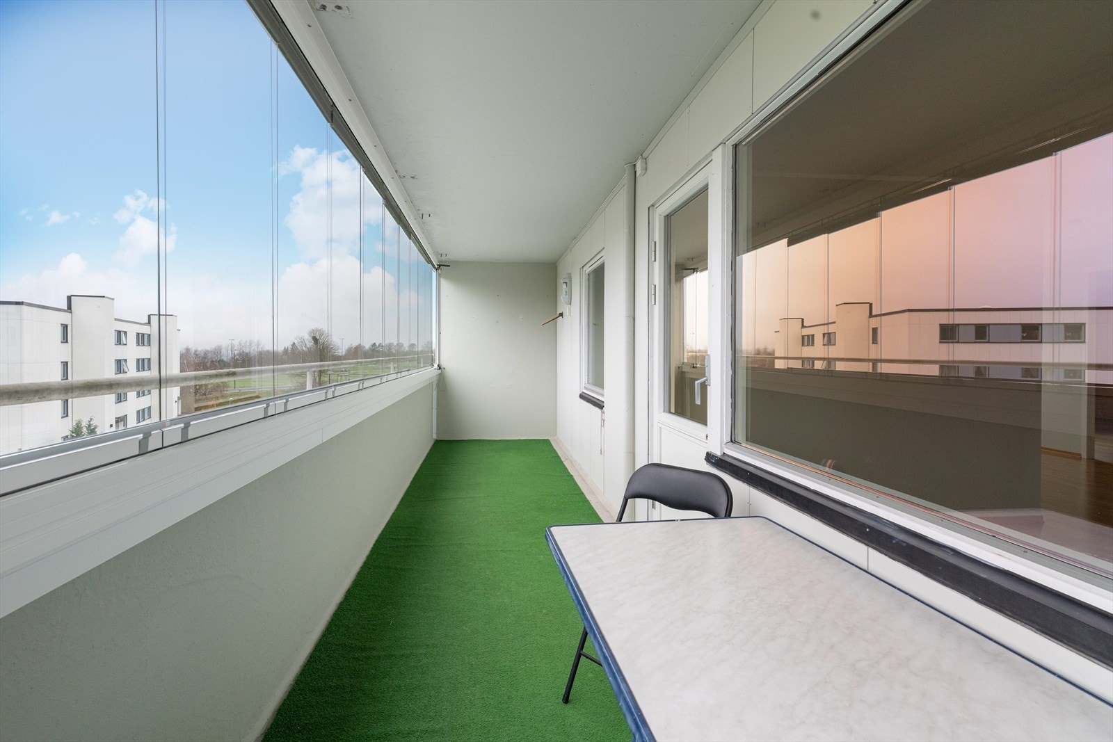 Her er det god plass for utemøblement og hyggelig utsyn mot nærområdene. Galleribilde