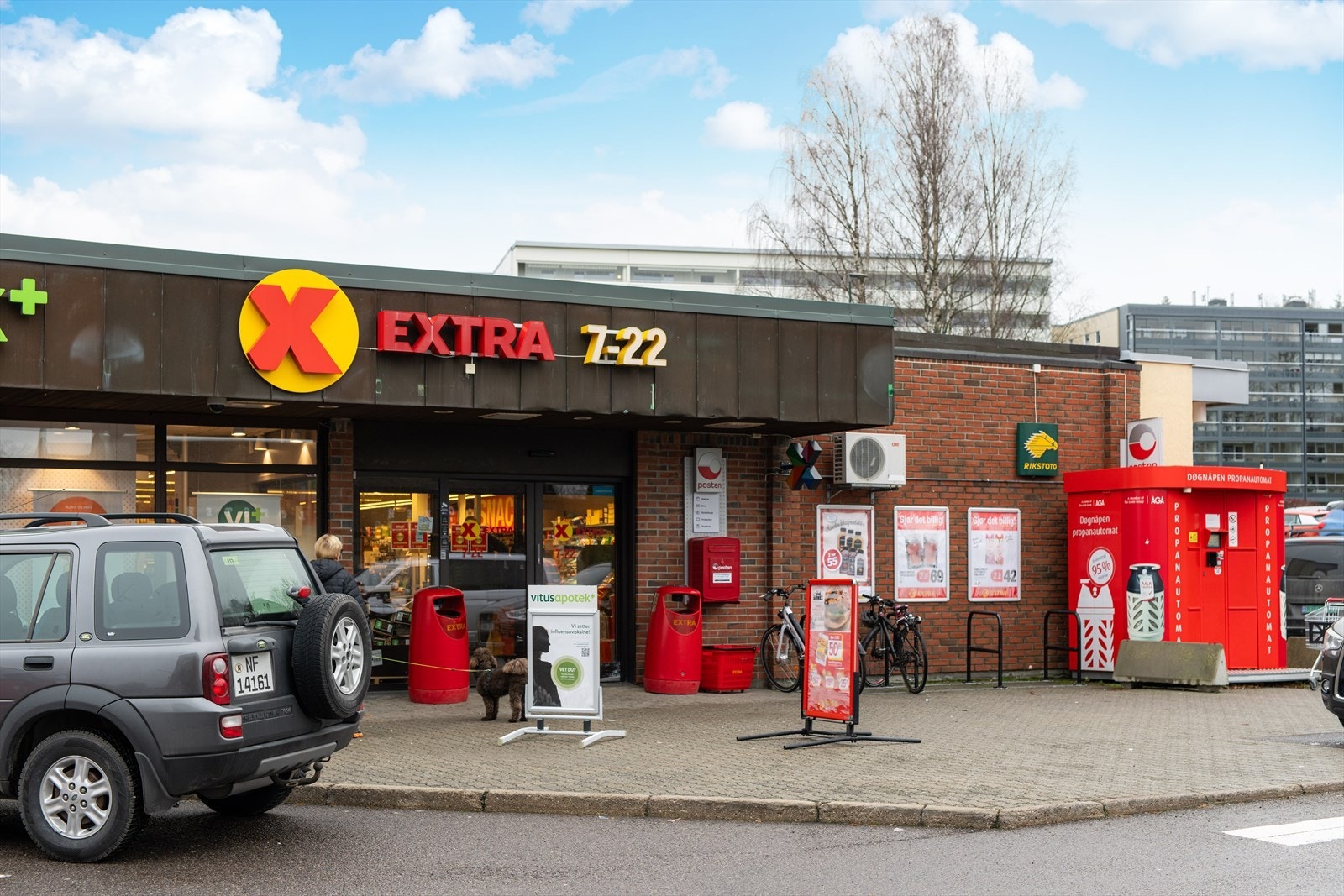 Nærbutikken Extra Borgeåsen, blomsterbutikk og legekontor ligger i umiddelbar nærhet. Galleribilde