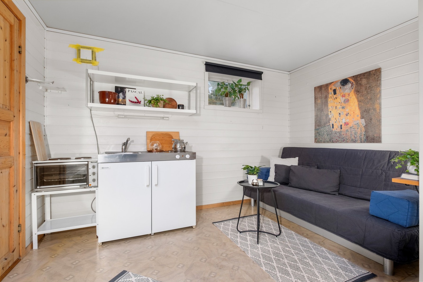 Hybelkjøkken i stue i sokkel. Galleribilde