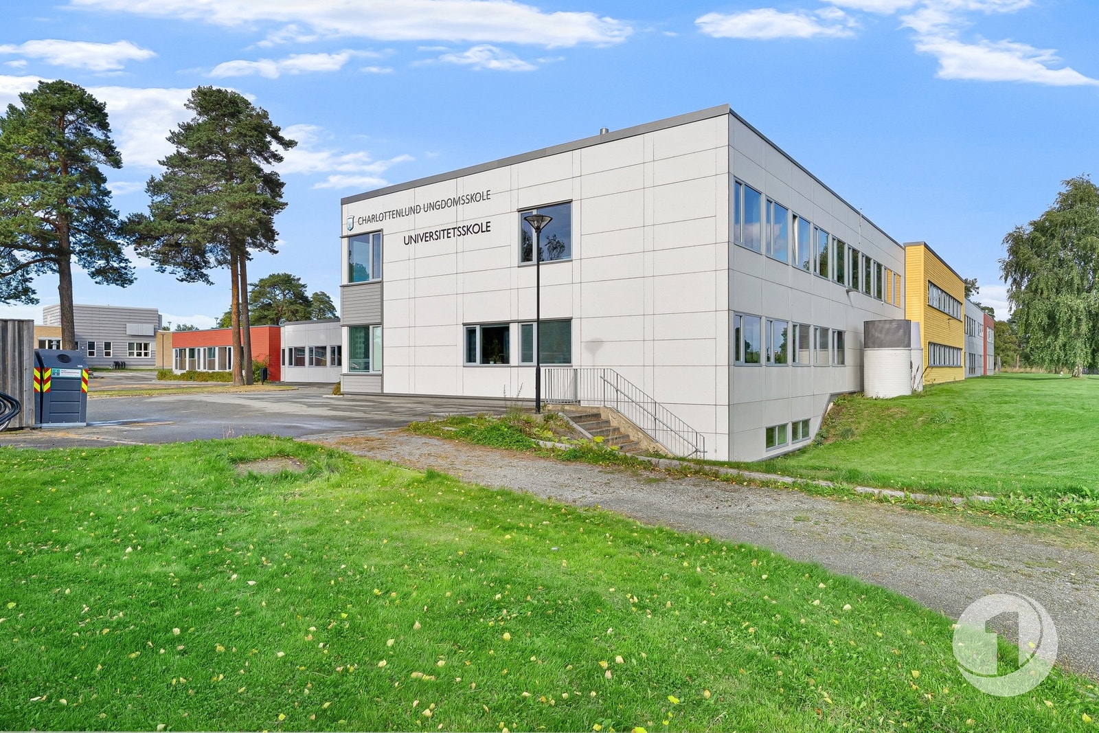 ... og Charlottenlund ungdomsskole. Galleribilde