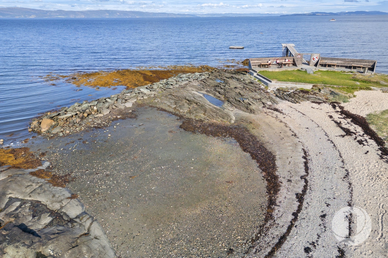 Skjæret badeplass og brygge er også bare noen få minutters gange unna. Galleribilde