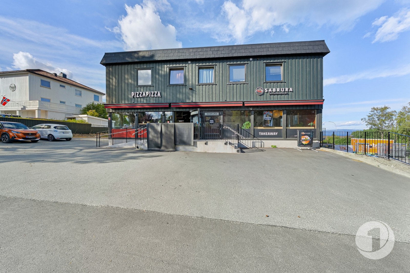 Det er også flere kaféer og restauranter i nabolaget, her fra PizzaPizza og Sabrura på Skovgård. Galleribilde