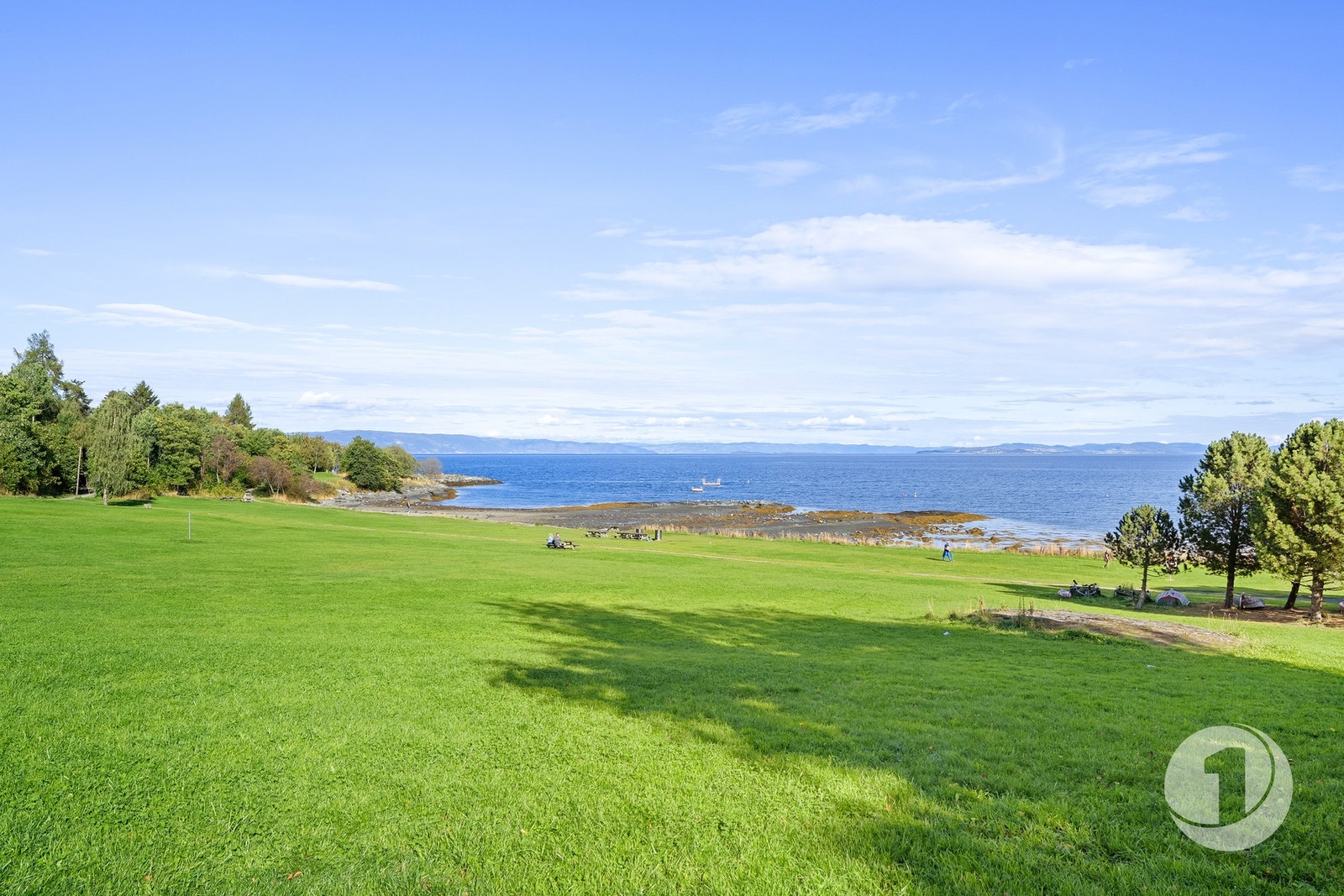 Rotvollfjæra ligger noen få minutters gange fra leiligheten, en av flere populære sole- og badeområder i nærheten. Galleribilde