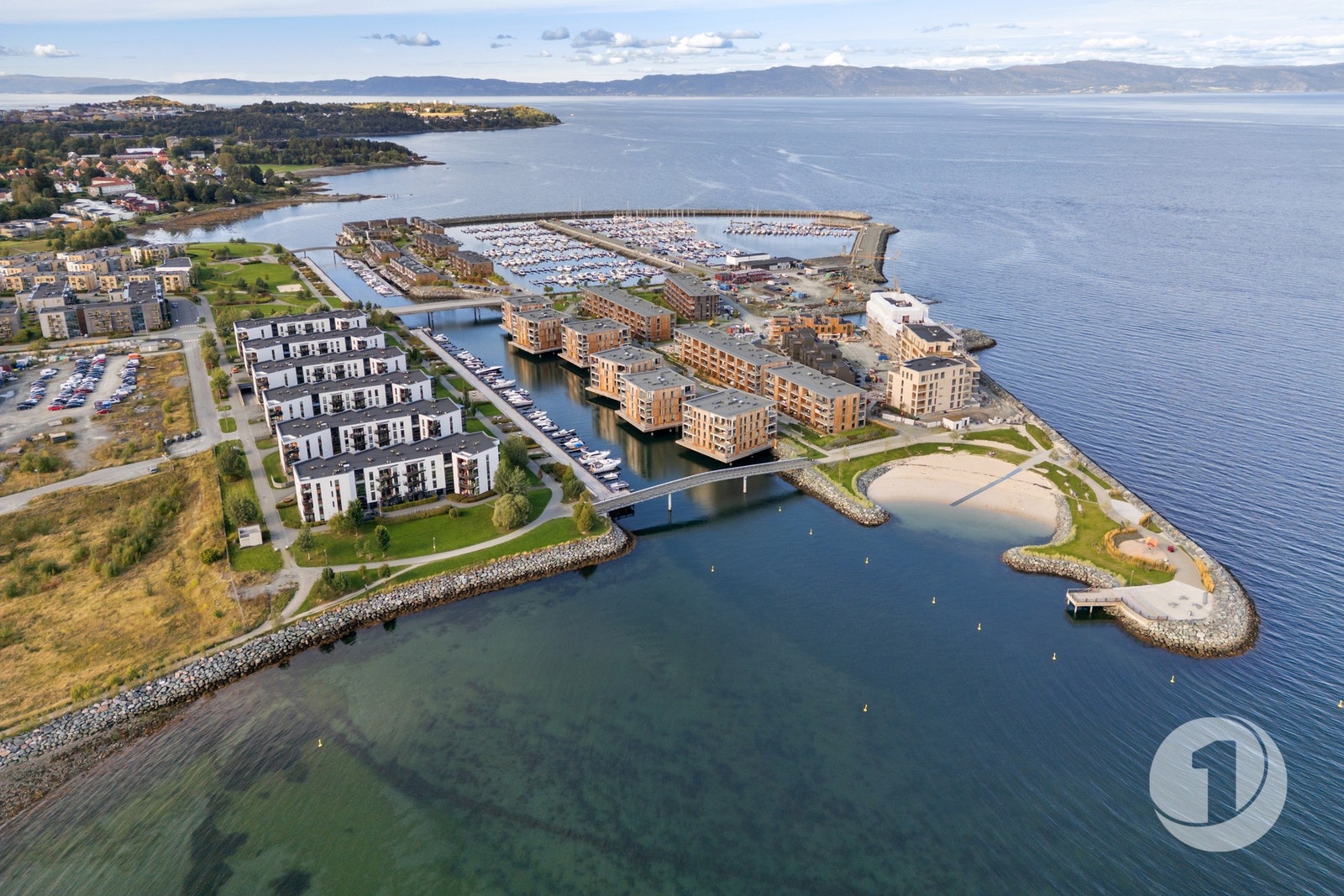 I øst finner man flere populære badeplasser, her fra Grilstad Marina med sin nyetablerte sandstrand. Galleribilde