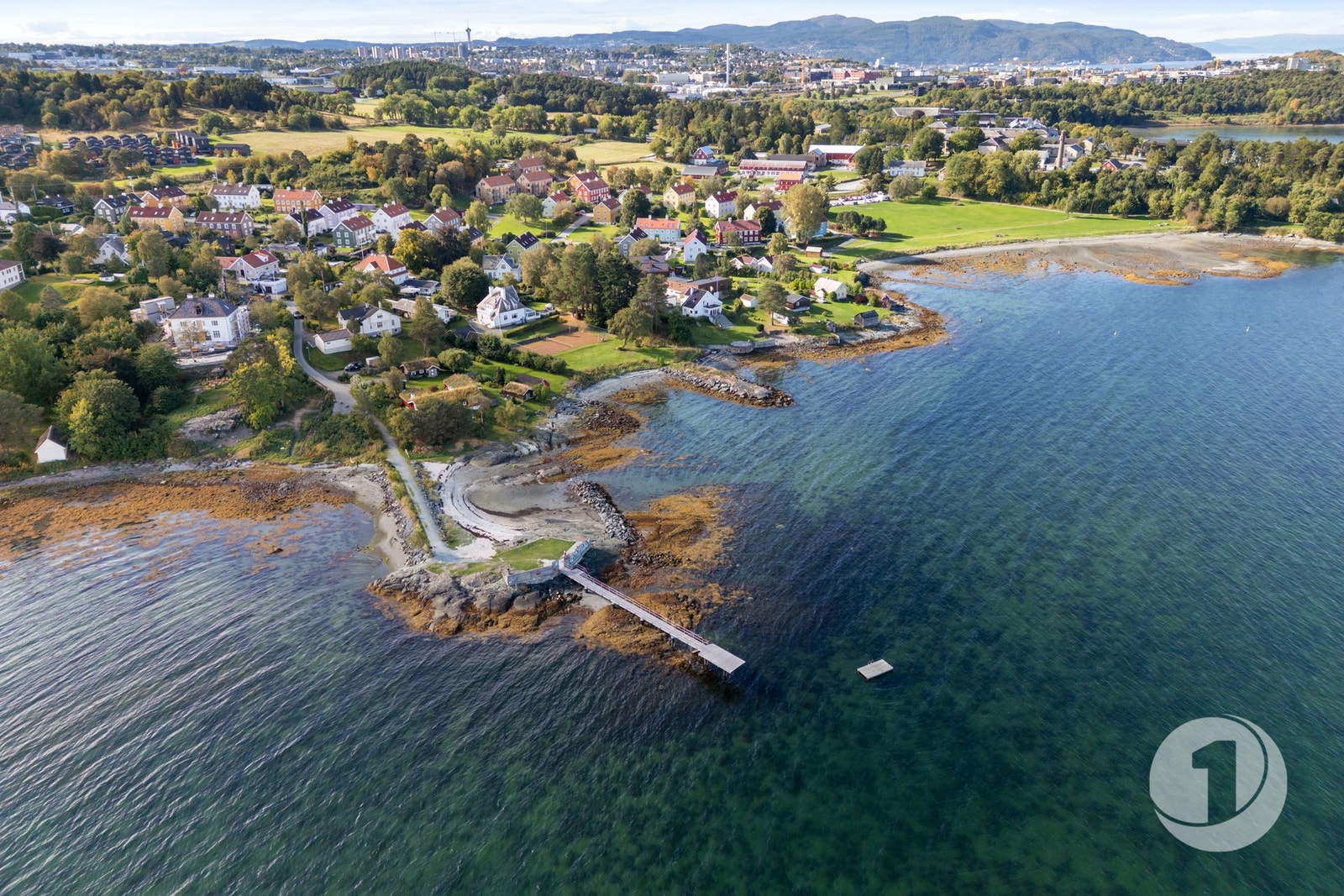 Nedre Charlottenlund er et sjønært og populært boområde. Ladestien passerer også bydelen, hvor man kan ta jogge- eller søndagsturen både øst og vest. Galleribilde