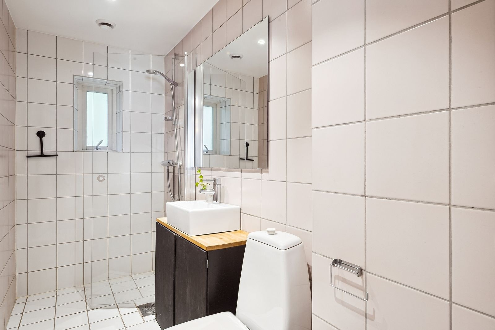 Bad med moderne servant og dusjkabinett. Galleribilde