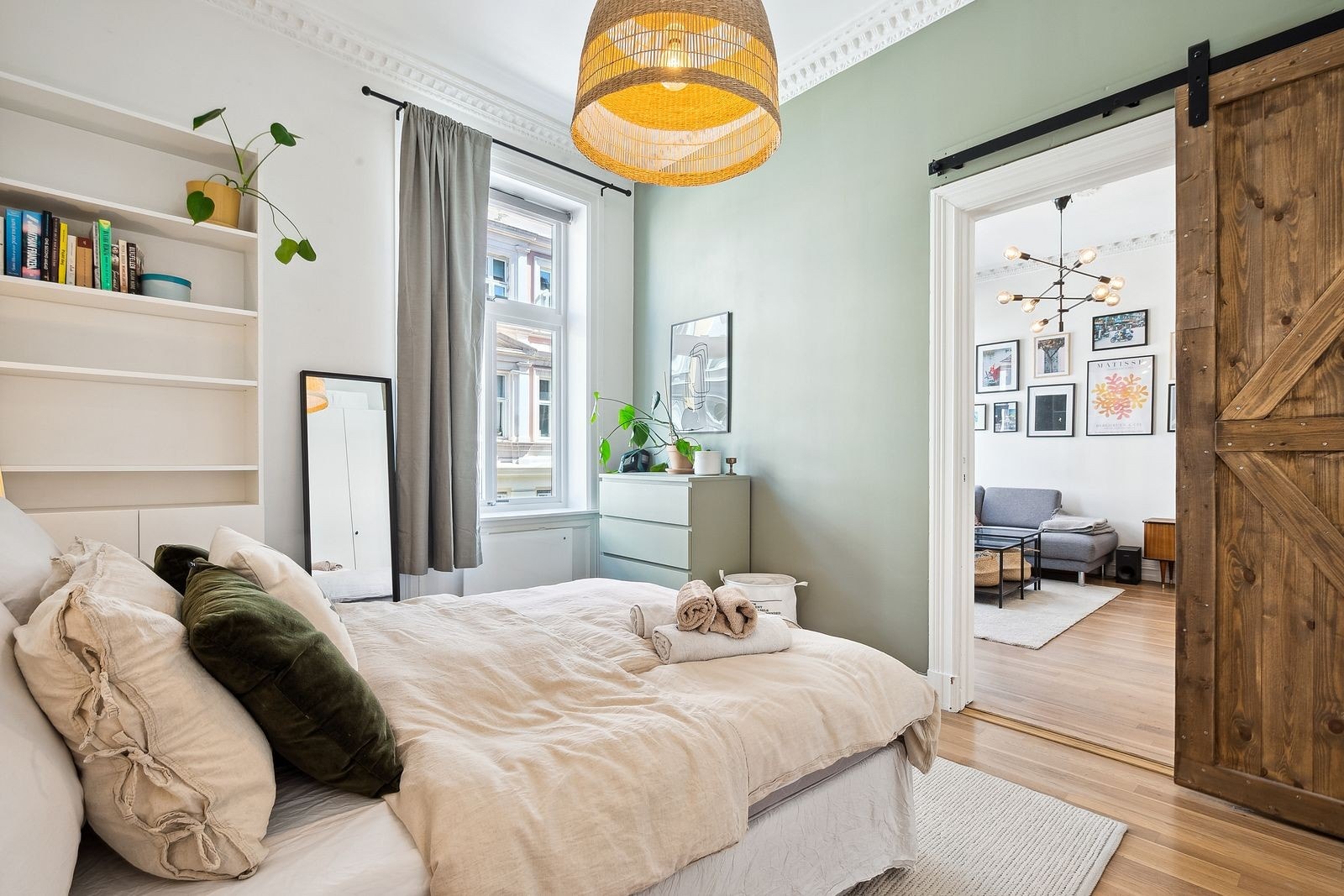 Stort og romslig soverom med god plass til dobbeltseng. Galleribilde