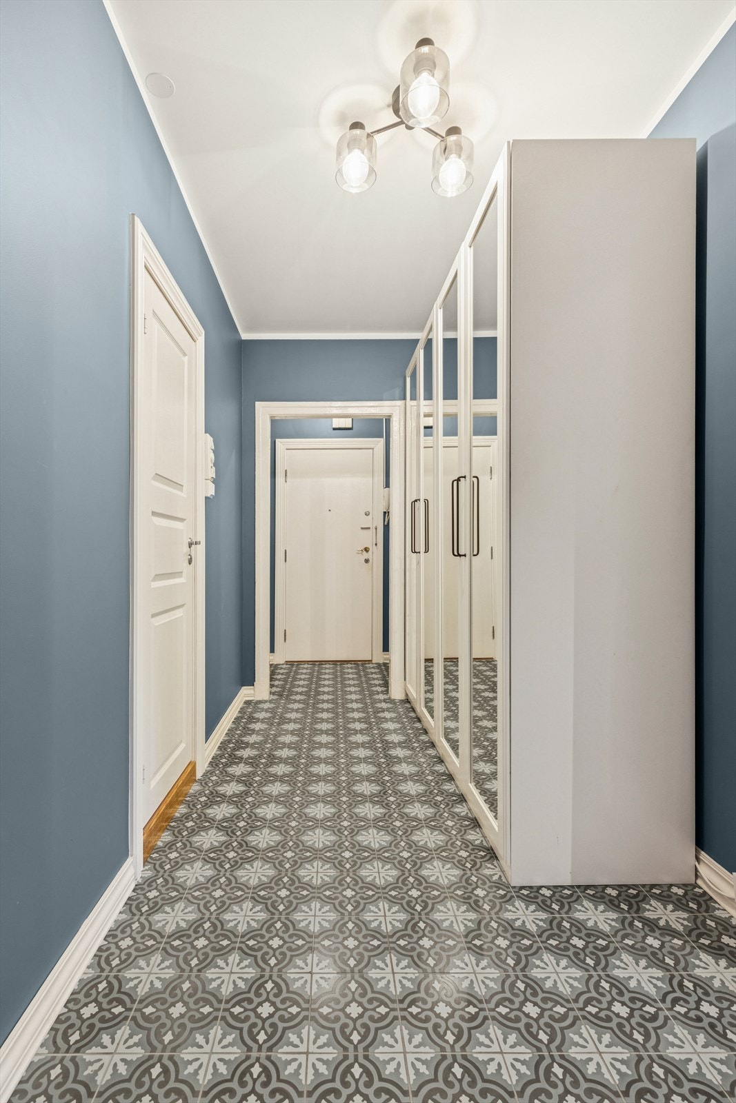 Det er god plass til å henge fra seg yttertøy og sette fra seg skoene i en romslig garderobe med speilfronter. Galleribilde