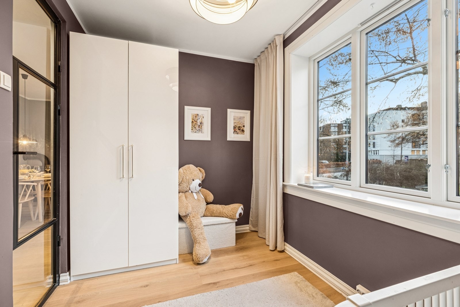 Vinduet er også i dette rommet helt nytt fra 2024, med god isolering (3-lags isolergass) samt spalteventil i vinduet for ventilasjon. Galleribilde