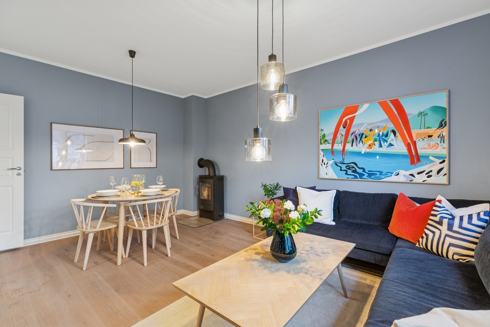 Dette er en delikat og lys 2-roms selveier i en klassisk bygård fra 1929. Koselig peis i hjørnet bidrar også til ekstra varme og hyggelig atmosfære på vinterhalvåret. Galleribilde