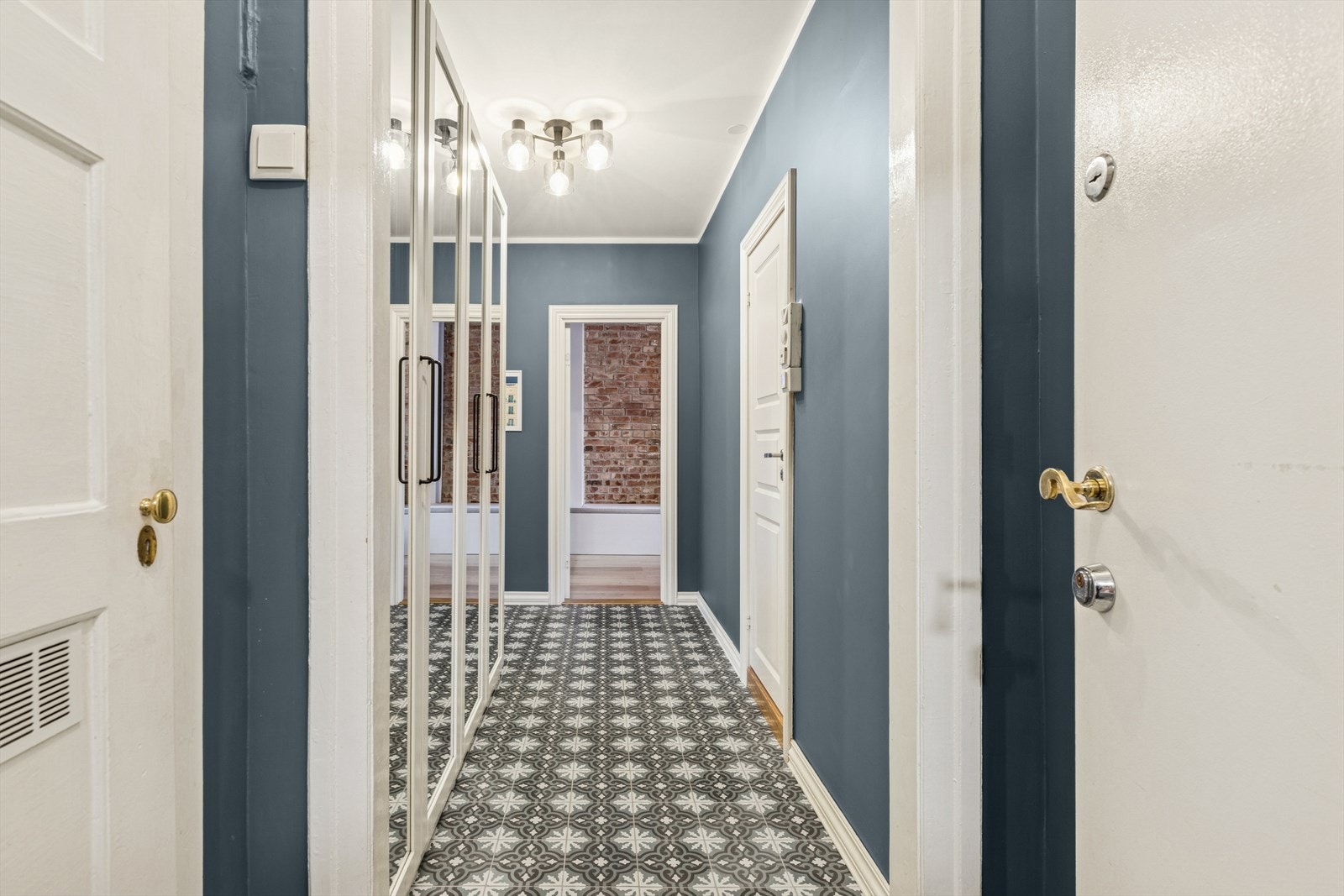 Du ønskes velkommen inn i en romslig og delikat entré med varmekabler i gulv. Galleribilde