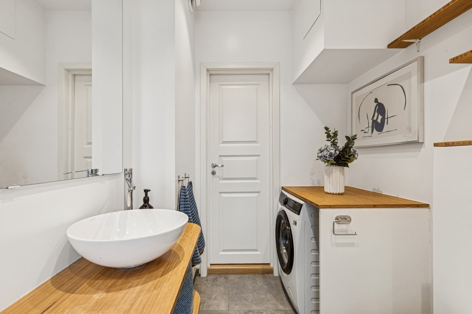 Innredningen består av en servantseksjon med nedfelt servant, et veggmontert toalett og et dusjhjørne med dusjvegger. Det er plass og opplegg for vaskemaskin, og rommet ventileres med en elektrisk styrt vifte. Varmekabler i gulv. Galleribilde