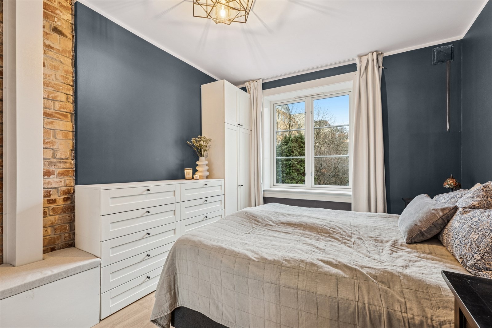 Hovedsoverommet er av god størrelse med plass til en dobbeltseng, tilhørende nattbord og annet ønskelig møblement. Galleribilde