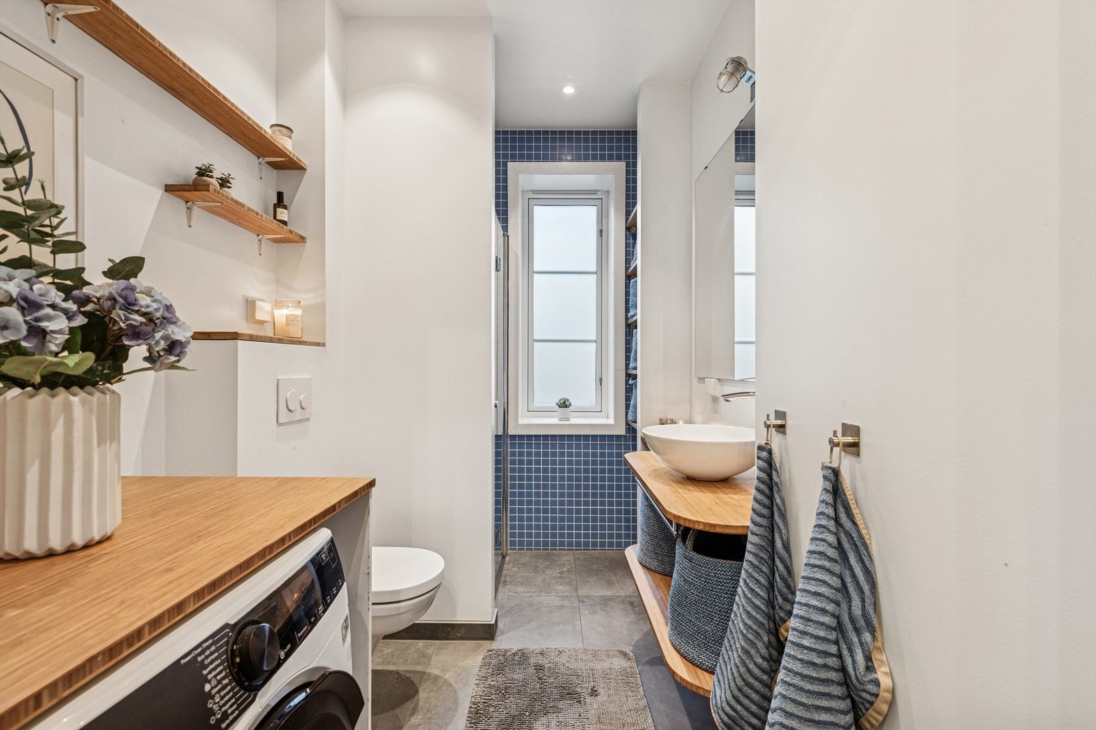 Flislagt baderom oppgradert i 2016. Info fra tidligere salg og tidligere egenerklæringsskjema: "Ny membran og oppgradering av sluk. Våtromsbevis 29.01.2019 + 4 år". Hulltaking er også foretatt tilligende våtsonen, ingen unormale forhold i forhold til fukt Galleribilde