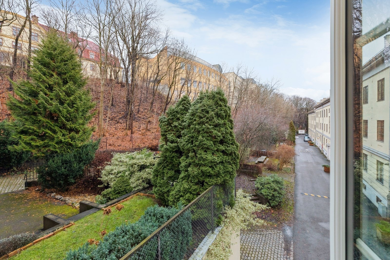 Pent opparbeidet felles festetomt. Sameiet har en nydelig bakgård med flott grøntareal og flere sittegrupper. Husdyr er også tillatt såfremt det ikke er til sjenanse for andre beboere. Galleribilde