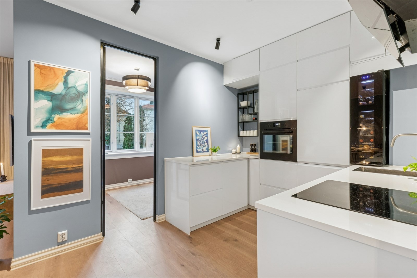 Stilren kjøkkeninnredning fra 2019 med glatte fronter og en benkeplate i laminat. Galleribilde