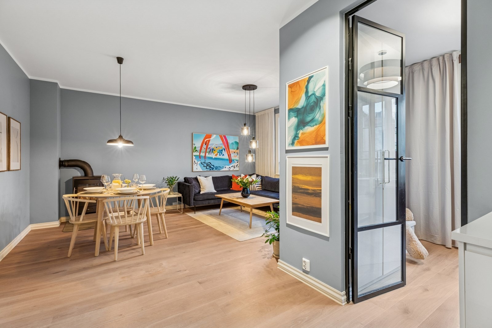 Internett er inkludert i felleskostnadene. Samtlige av dørene utenom inngangsdøren og dør til minste soverom er også nye fra 2021/22. Galleribilde