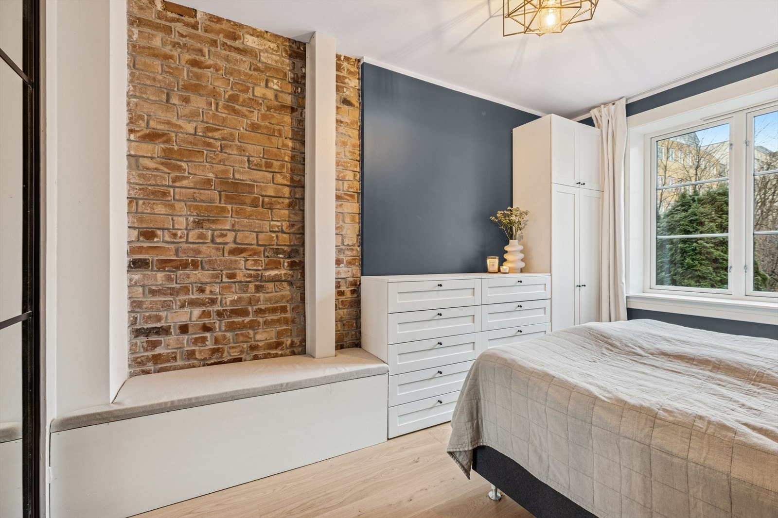 Tegsteinsveggen bidrar til ekstra lun atmosfære og gir en fin kontrast til de ellers moderne flatene. Galleribilde