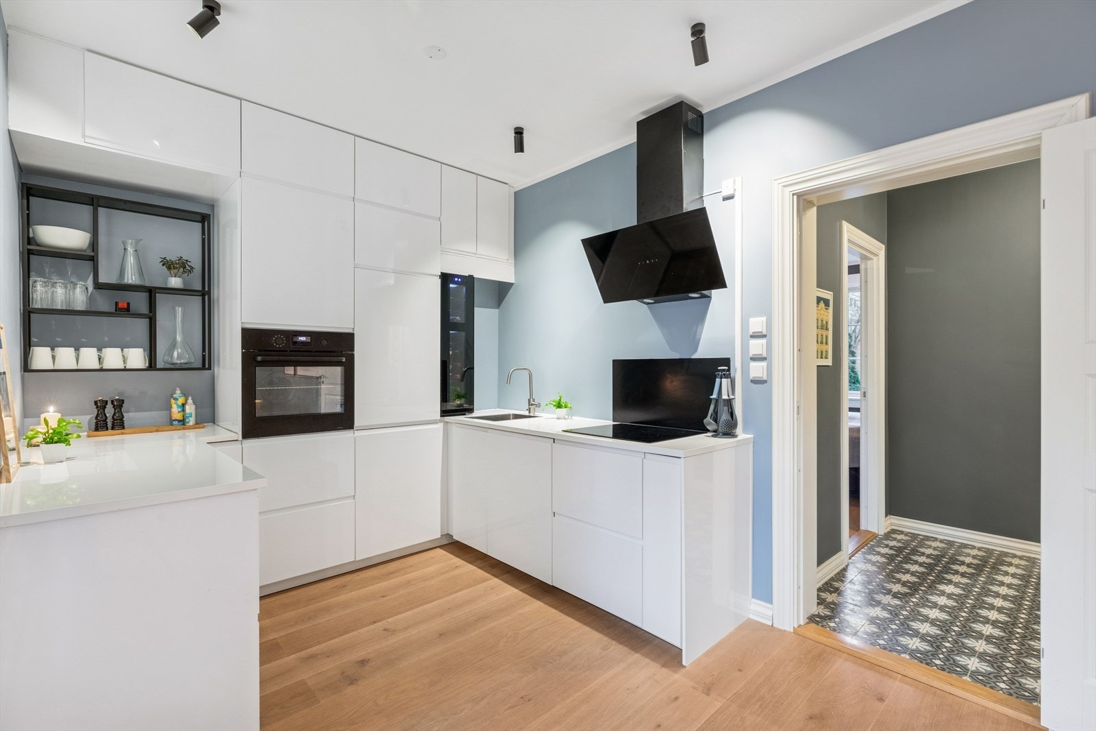 Rommet er utstyrt med en kjøkkenventilator med kullfilter og et installert vannstoppsystem. Galleribilde