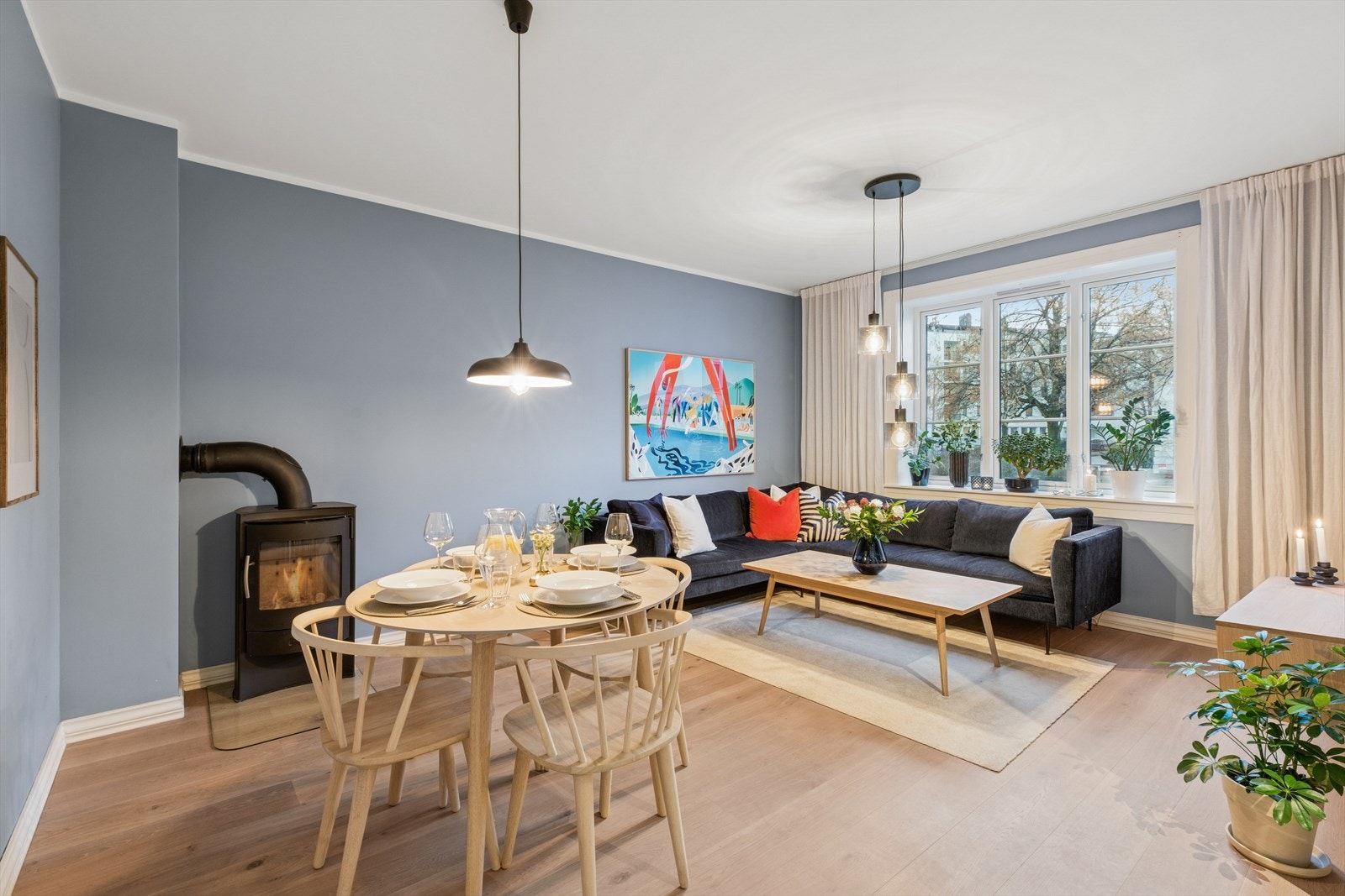 Alle vegger utenom bad ble sparklet og malt i 2021/22. Samtlige av vinduene er også helt nye fra 2024, 3-lags isolerglass. Galleribilde