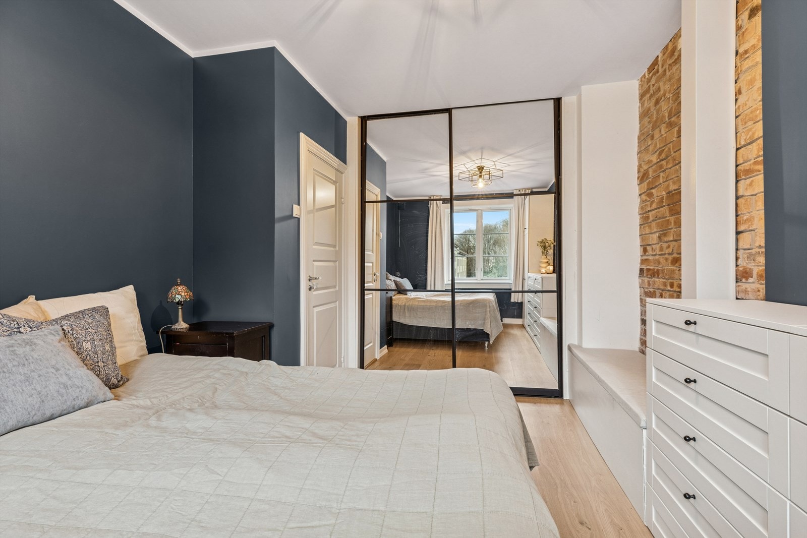 Klær kan pent ryddes bort i et romslig garderobeskap. Store deler av garaderobeløsningen gjennomgående i boligen ble for øvrig oppgradert i 2022, 24 og 25. Galleribilde