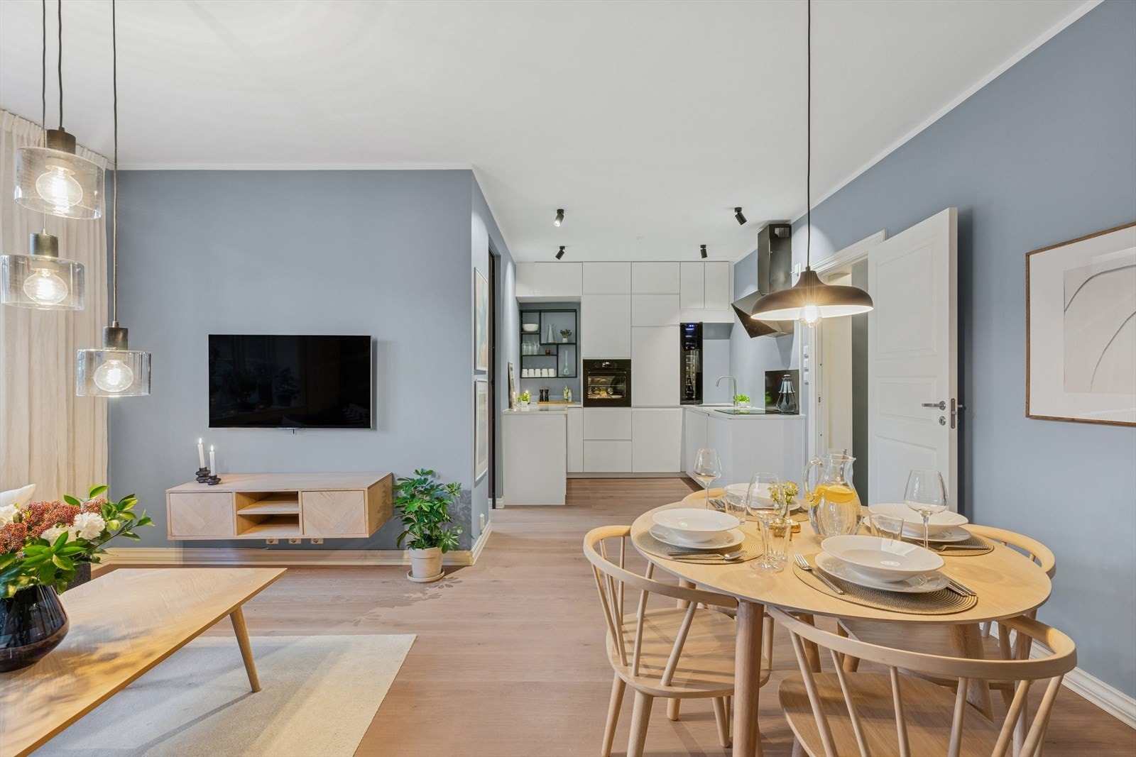 Det ble i 2021/22 satt inn nye stikkontakter og uttak til lamper i 2021/22. Pen 1-stavs parkett ble også lagt gjennomgående i leiligheten helt ny i 2021/22. Galleribilde