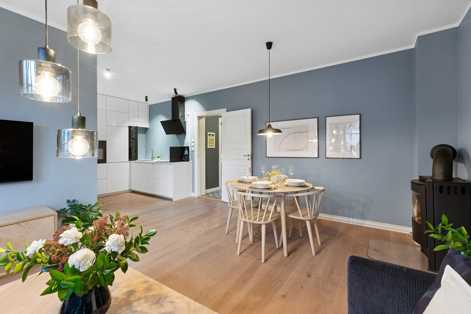 Leiligheten har en gjennomgående planløsning og god plass til avlangt spisebord for den som ønsker dette. Galleribilde