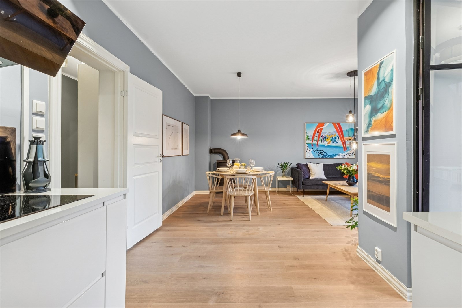 Kjøkkenet ligger praktisk plassert i åpen løsning mot spisestuen. Galleribilde