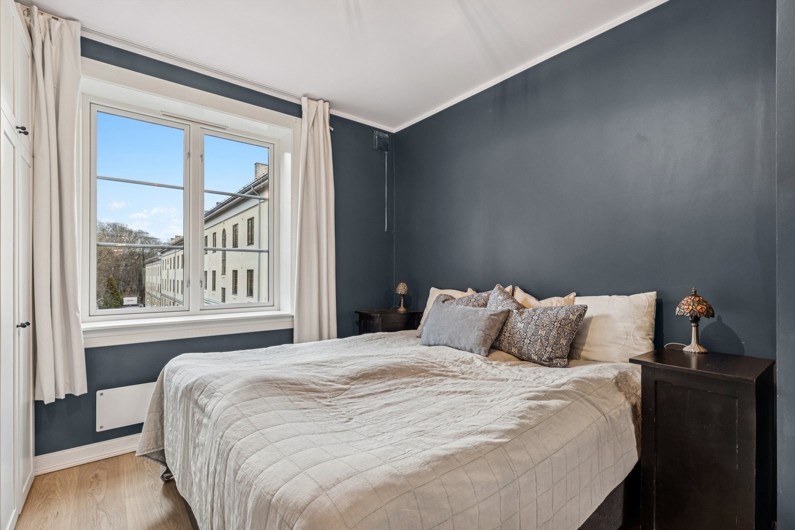 Videre byr boligen på to gode soverom. Hovedsoverommet vender inn mot rolig idyllisk gårdsrom. Galleribilde