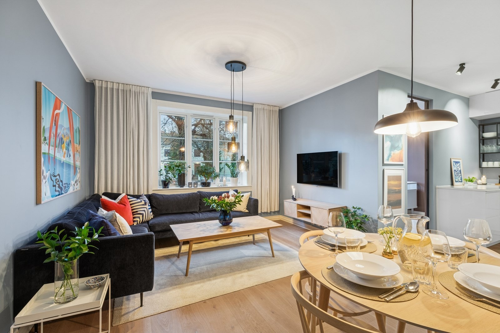 Herlig, lys stue som oppleves svært møblerings vennlig. Den gode utformingen gir deg mulighet til å innrede oppholdsrommet etter eget ønske. Galleribilde