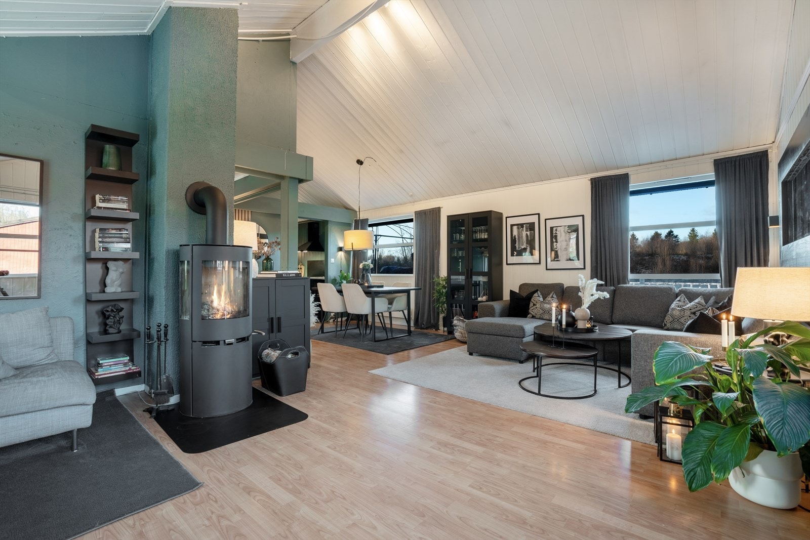 Huset har en romslig stue med god takhøyde og peis. Galleribilde