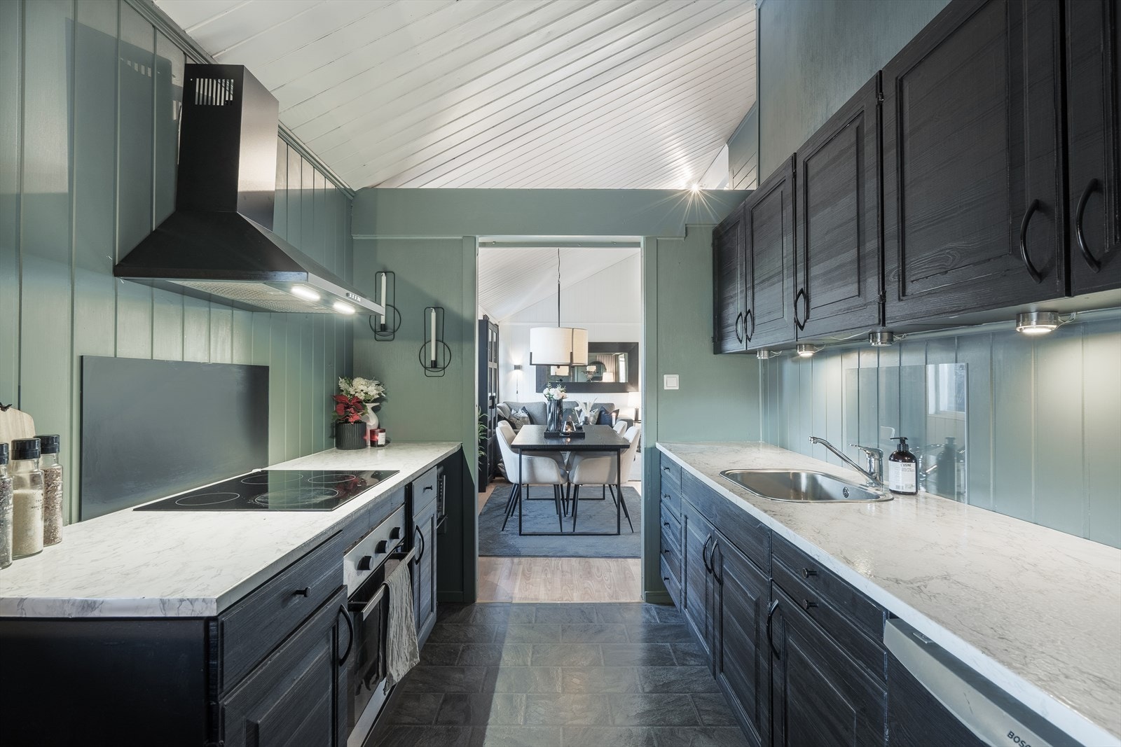 Benkeplaten er laminert med lys overflate, og det er montert nedfelt platetopp og rustfri oppvaskkum. Galleribilde