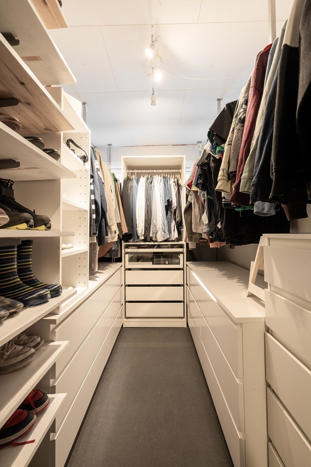Walk-in-closet. Galleribilde