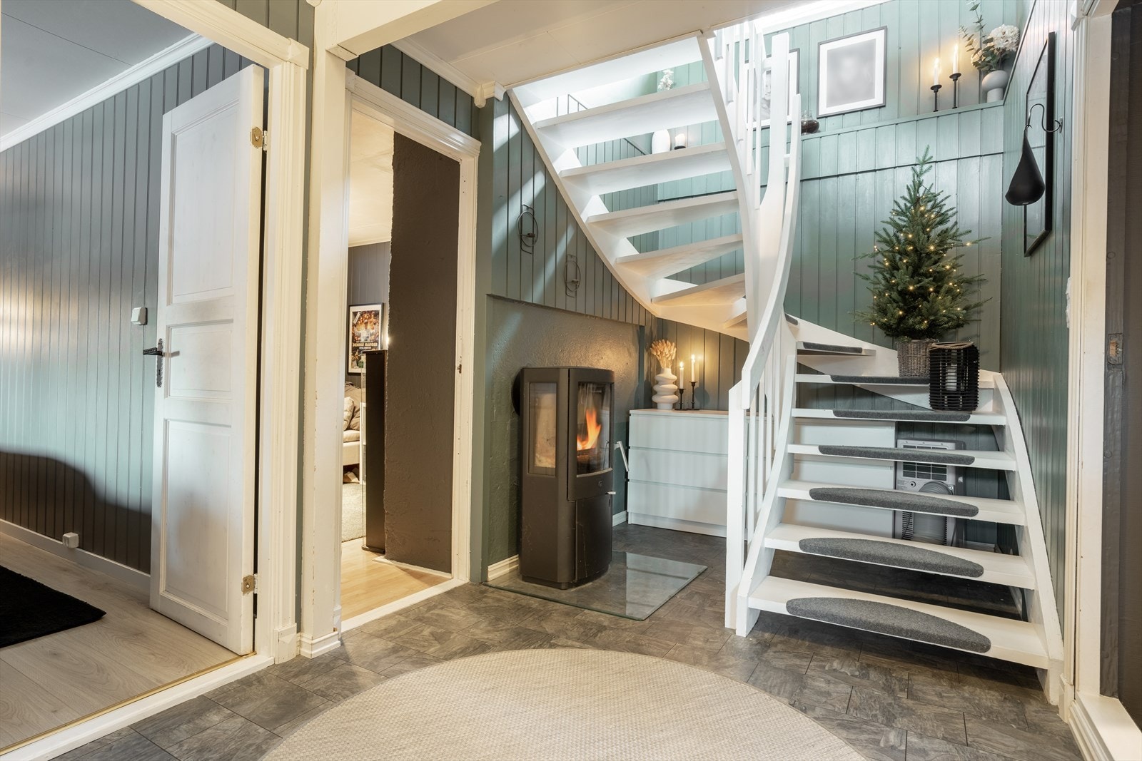 Gang med peisovn, og trapp opp til 1.etg. Galleribilde
