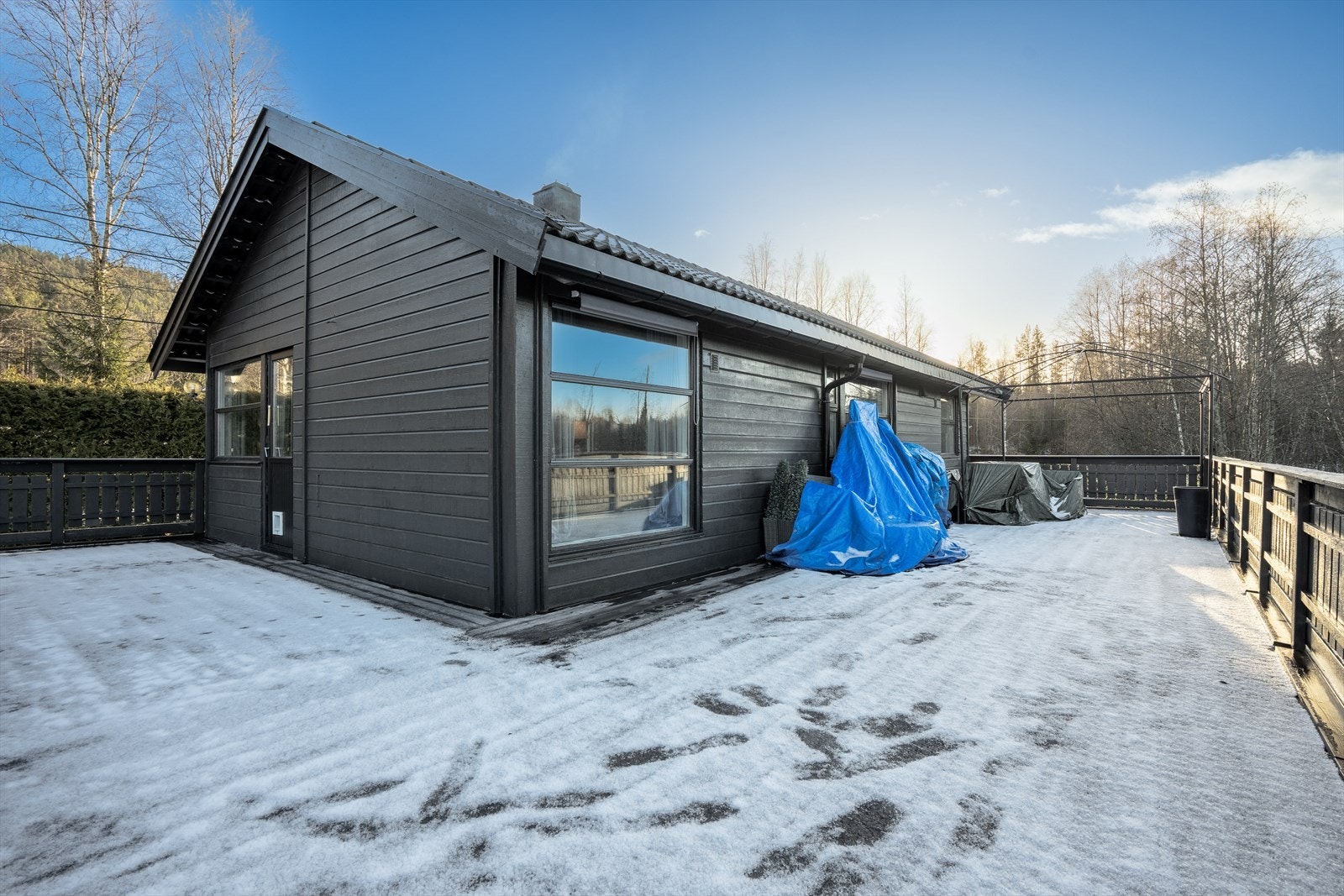 Terrassen i 1 etg. Denne er vestvendt og på ca 73 kvm. Galleribilde