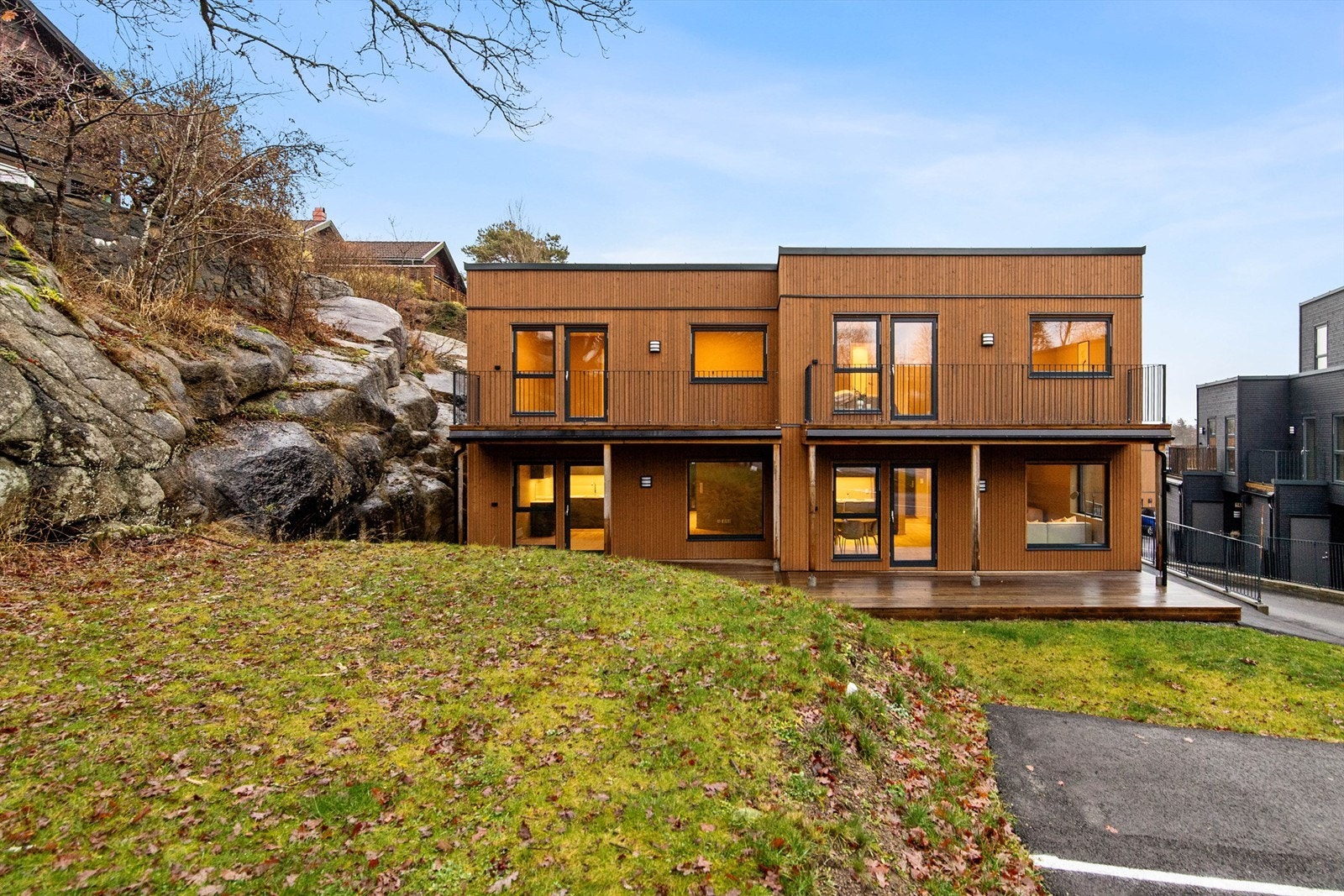 Vertikaldelt tomannsbolig med parkering, terrasse og balkong Galleribilde