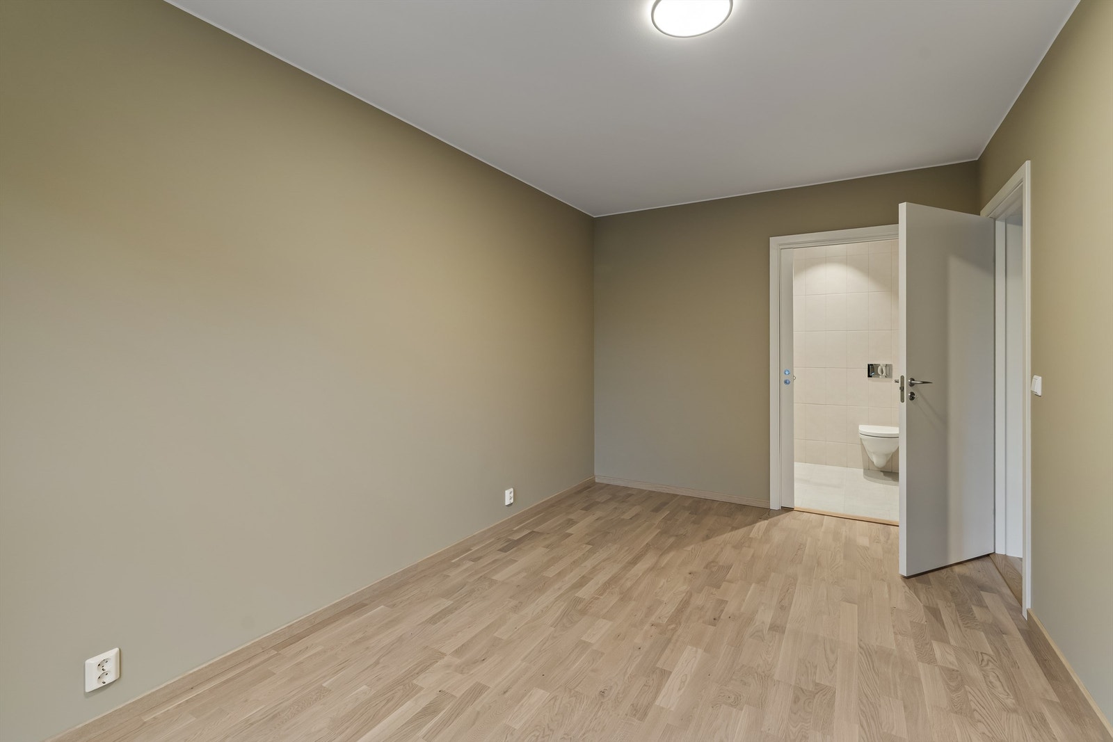 Hovedsoverommet har egen inngang til badet Galleribilde