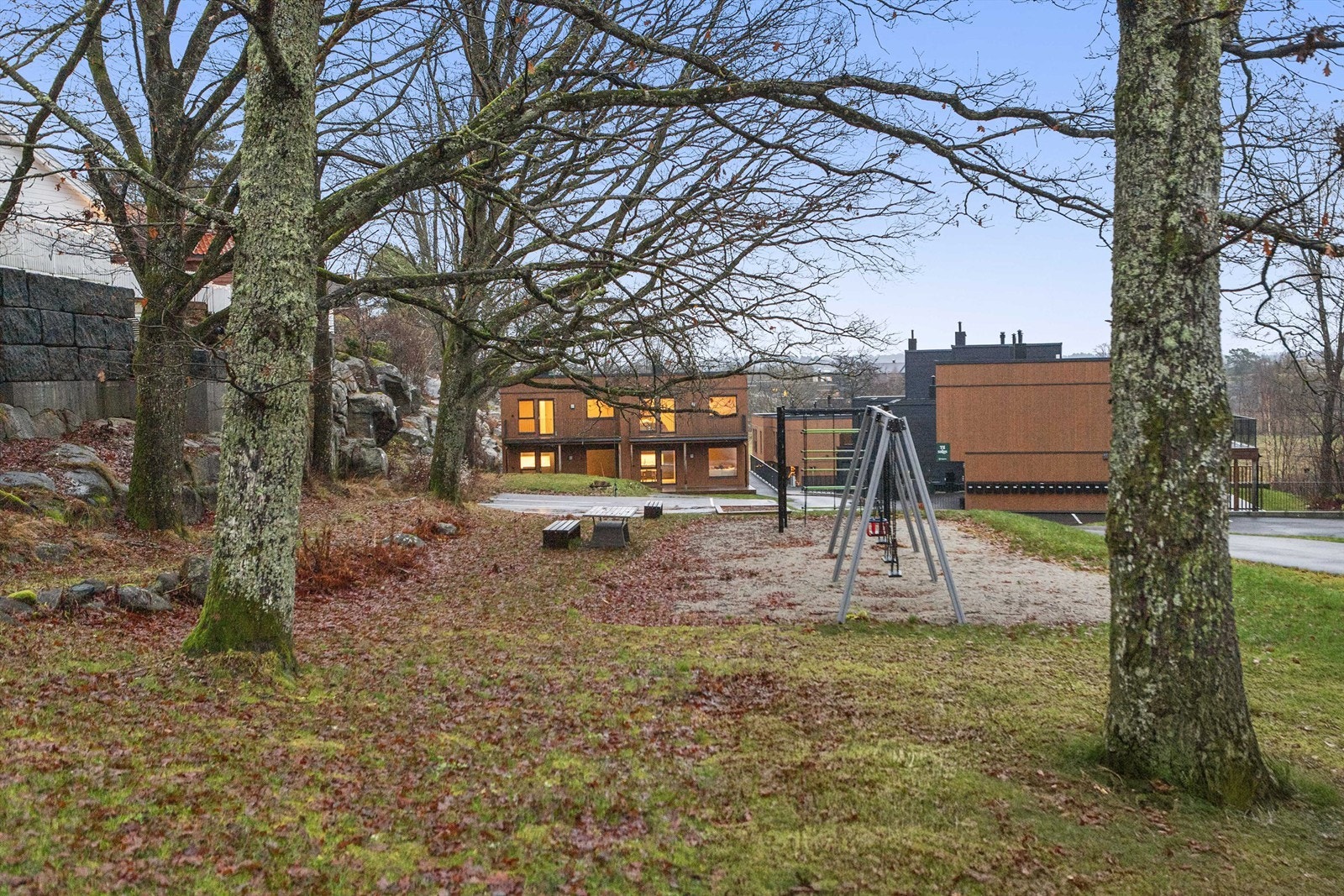 Borettslaget har en koselig tomt med lekeplass Galleribilde