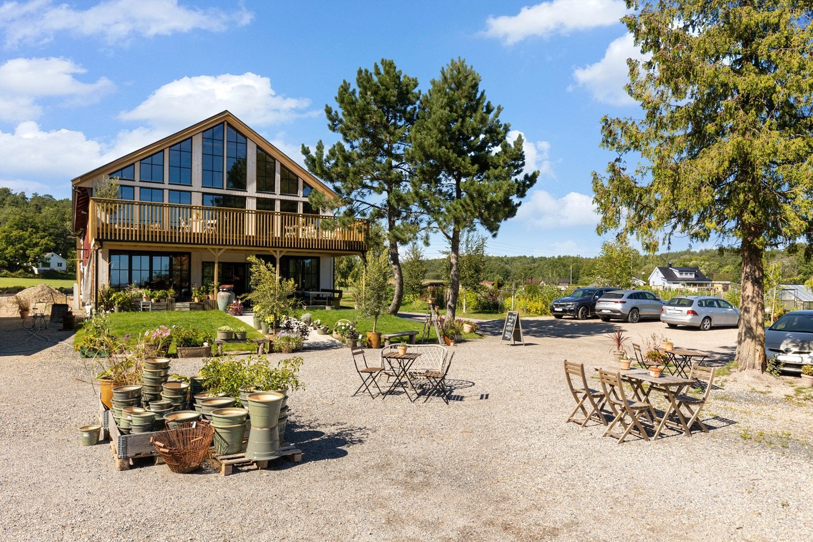 Kort vei til Bondens hage, med utleielokaler, blomsterhandel og kafeteria Galleribilde