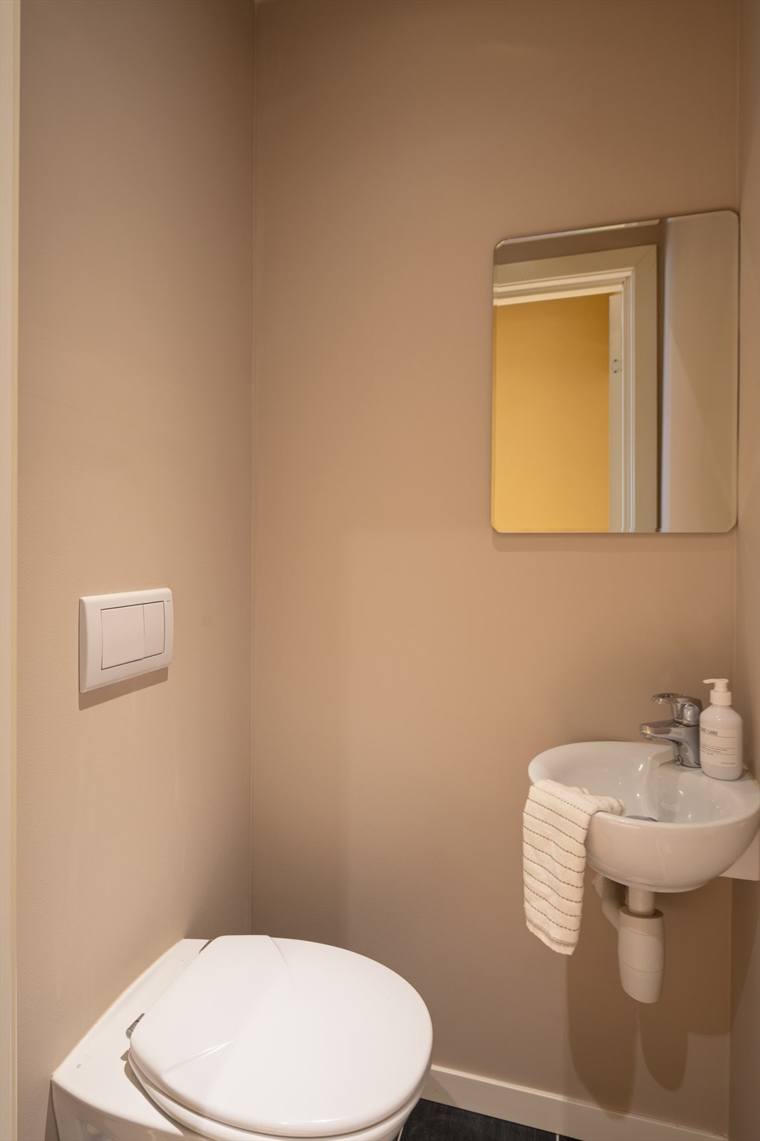 I leiligheten finnes også et praktisk gjestetoalett med vegghengt servant og et vegghengt toalett. Galleribilde