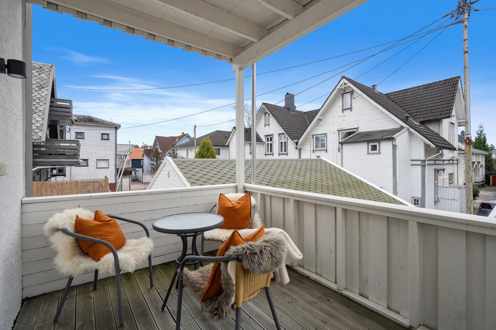 Balkongen gir plass til å ha noe utemøblement, som et trivelig caféssett. Galleribilde