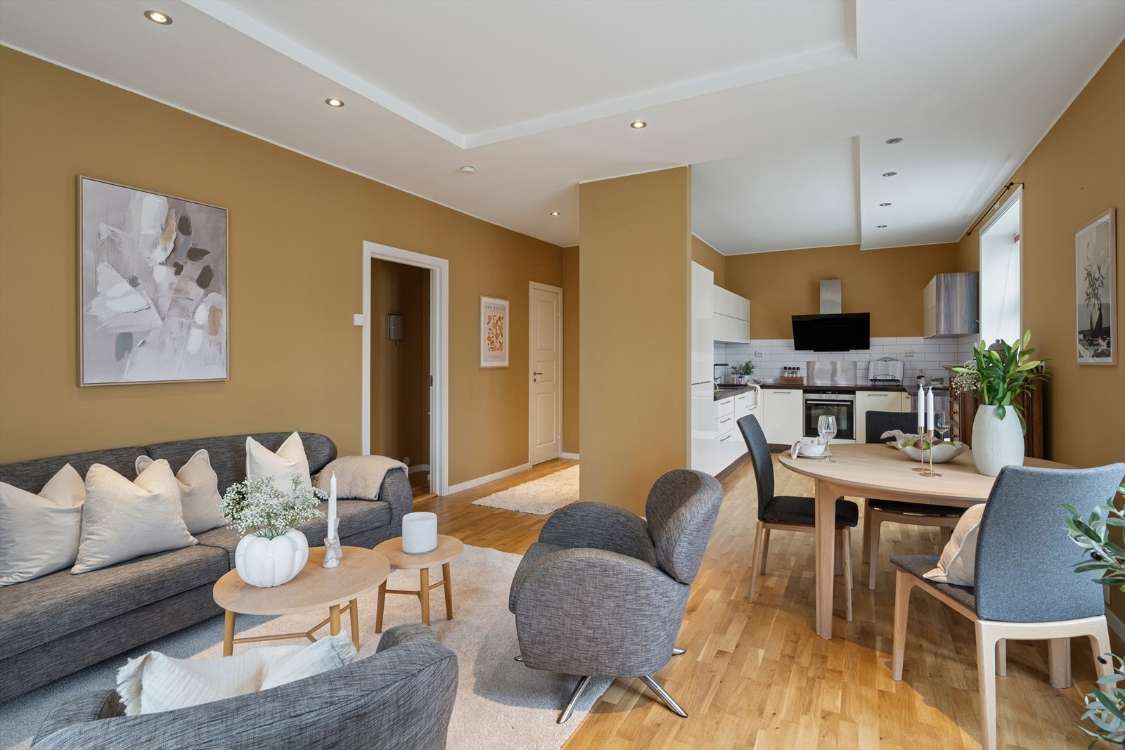 Gulvene er dekket med parkett, og veggene består av malte plater. Galleribilde