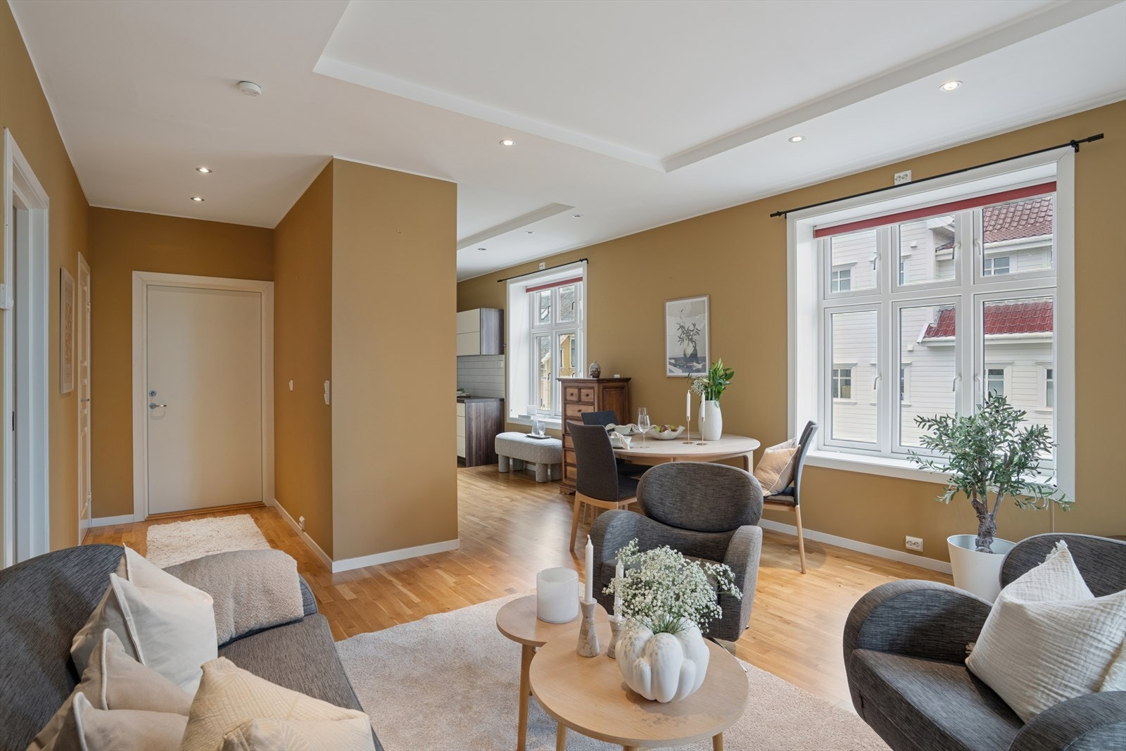 Rommet er utstyrt med downlights i taket og har en moderne, listefri utførelse. Galleribilde