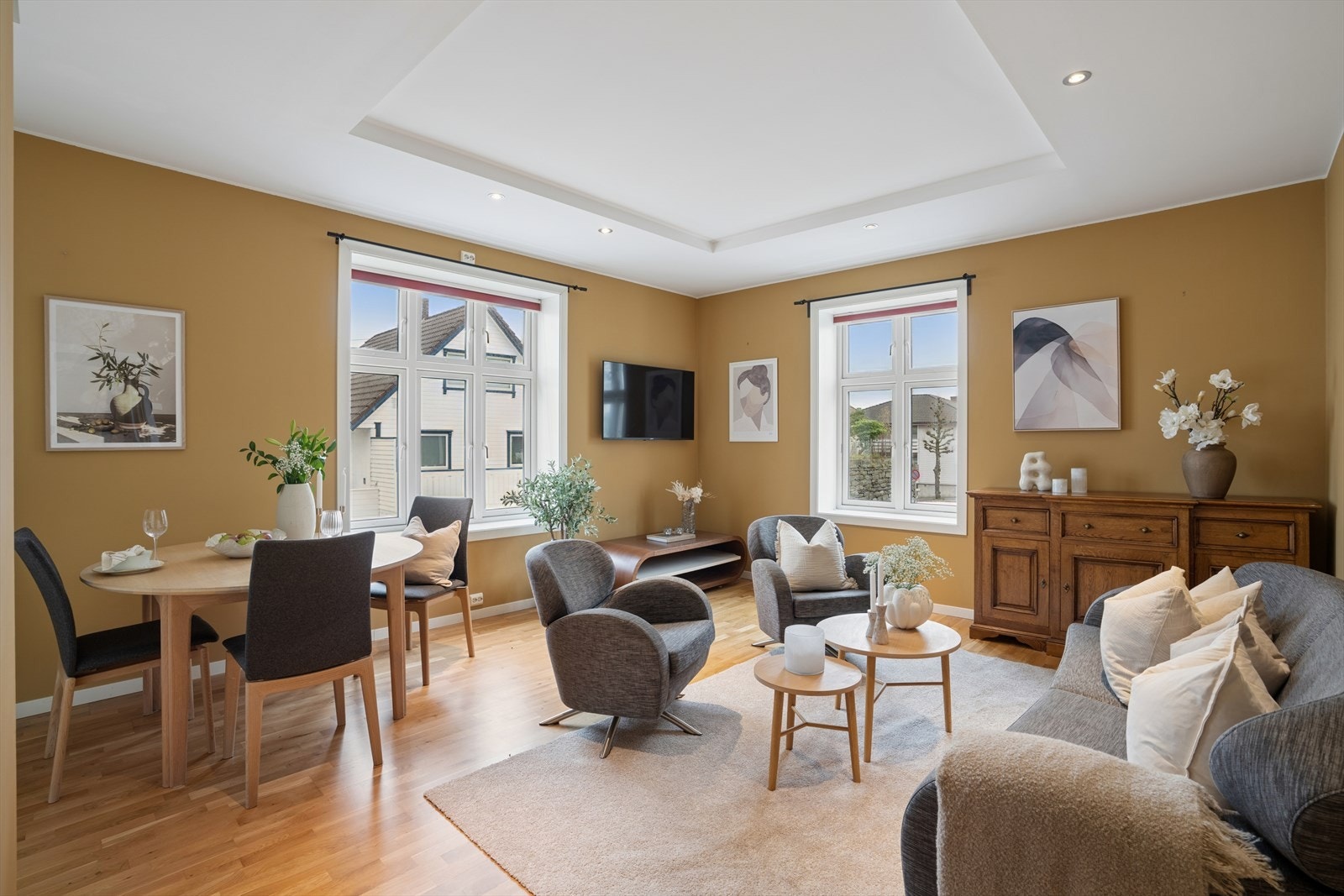 Et innbydende oppholdsrom, som inkluderer både stue og kjøkken. Galleribilde