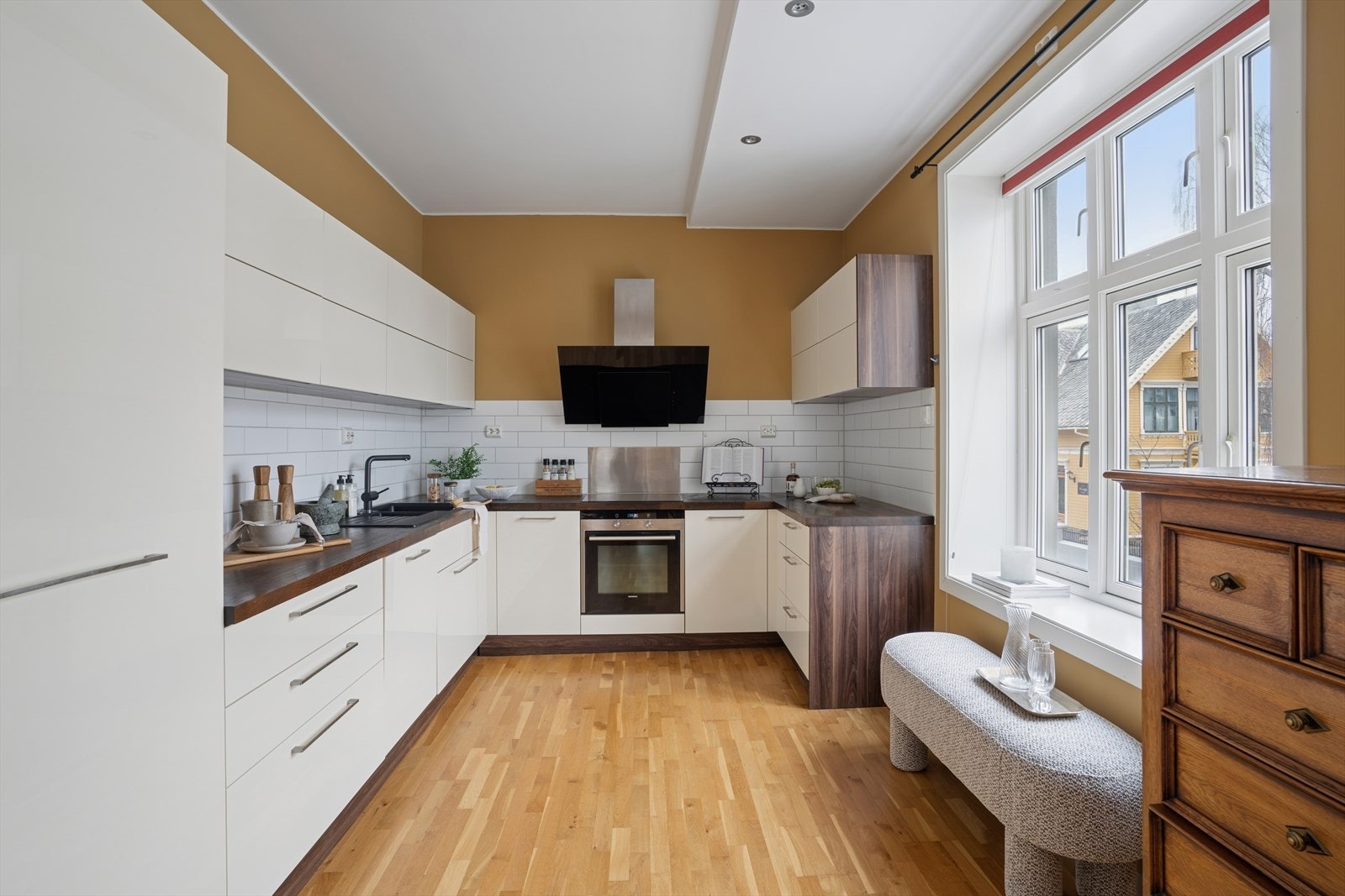 Innredningen er utformet med slette fronter og benkeplate i laminat. Galleribilde