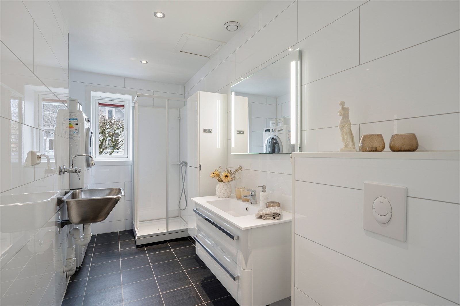 Badet/vaskerommet er fra 2012 og har flislagte overflater på vegger og gulv, med vannbåren gulvvarme. Galleribilde