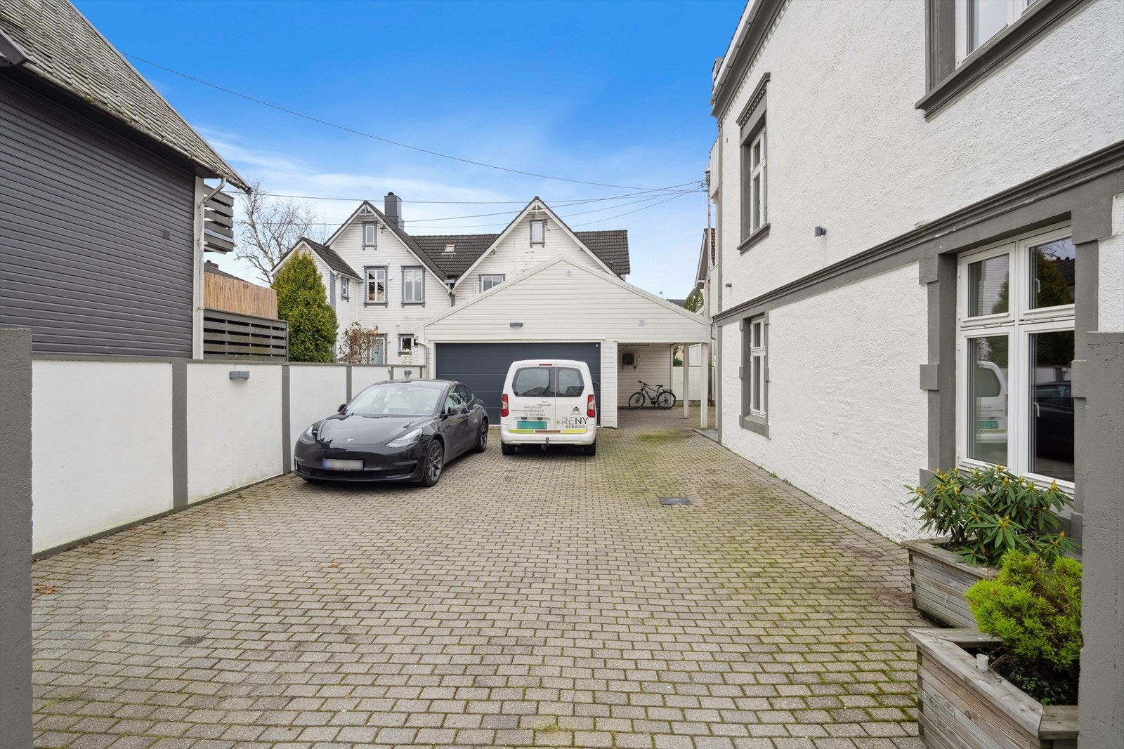 Leiligheten disponerer halvparten av garasjen. Galleribilde